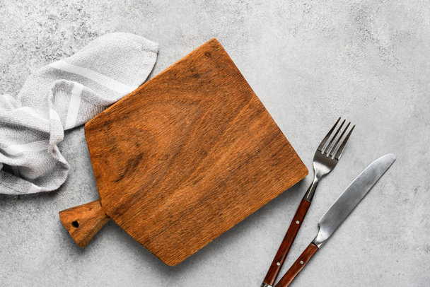 Wooden cutting board and cutlery - Фото, зображення