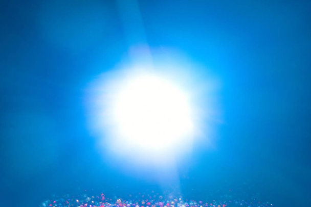Blaues Licht Fackel Spezialeffekt und Perlen auf schwarzem Hintergrund, Konzertbeleuchtung . - Foto, Bild