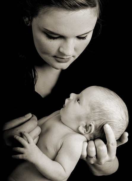 jeune mère regardant son nouveau-né sur un fond noir w
 - Photo, image