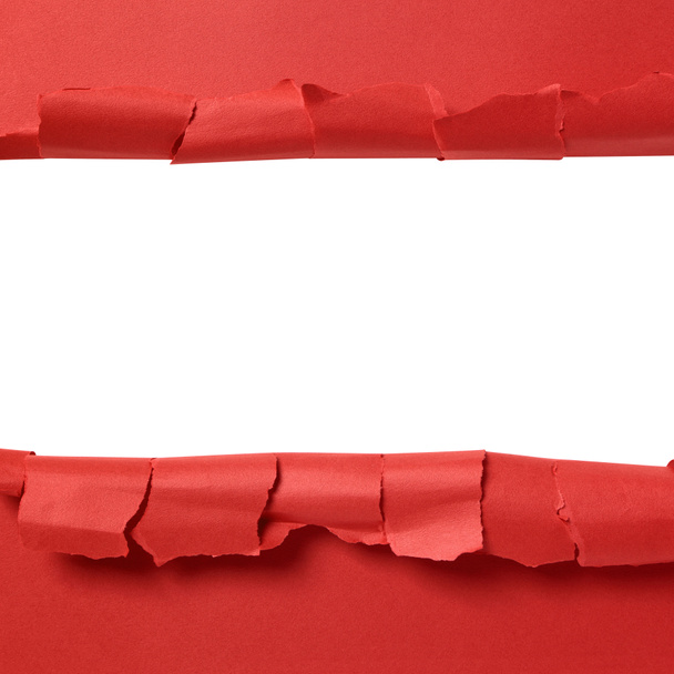 Gescheurd rood papier strip met witte achtergrond kopie ruimte  - Foto, afbeelding