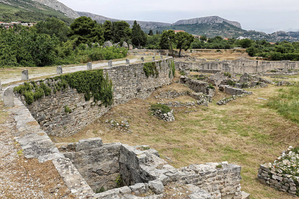 Overblijfselen van oude de oude weg door ruines van Salona - Foto, afbeelding