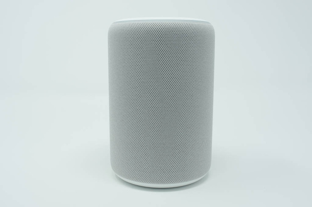 Haut-parleur intelligent gris avec texture en tissu
. - Photo, image