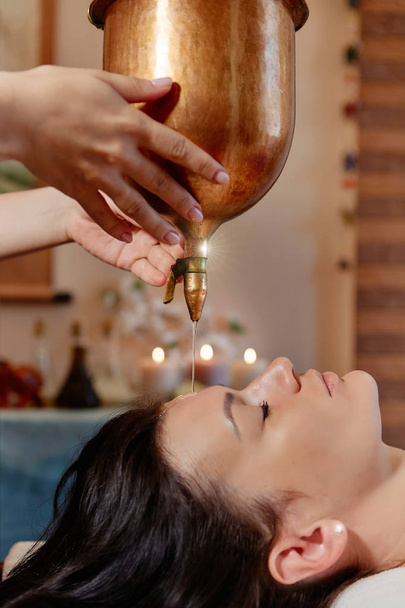 Ayurvedic Shirodhara procedure. Indian massage on the ancient te - Valokuva, kuva