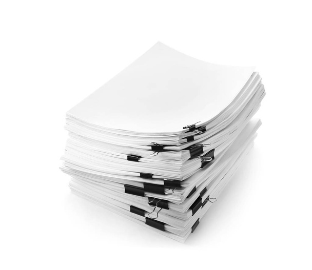 Pino asiakirjoja mustalla paperiliittimillä valkoisella taustalla
 - Valokuva, kuva