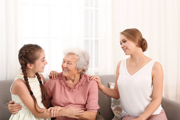 glückliche Schwestern und ihre Großmutter zu Hause - Foto, Bild