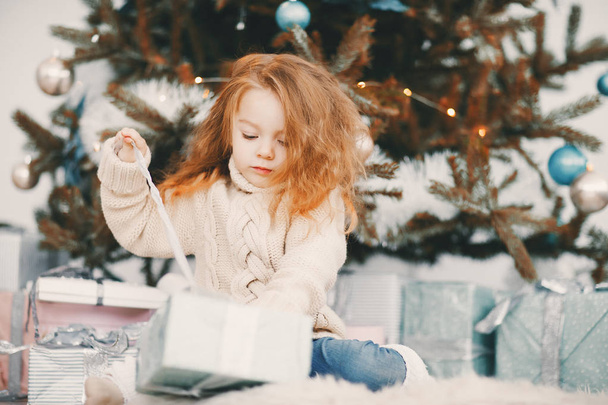 beautiful blonde girl opening gifts - Valokuva, kuva