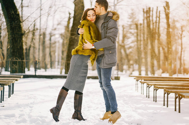 Glückliches Paar spaziert an einem sonnigen Wintertag durch den Park - Foto, Bild