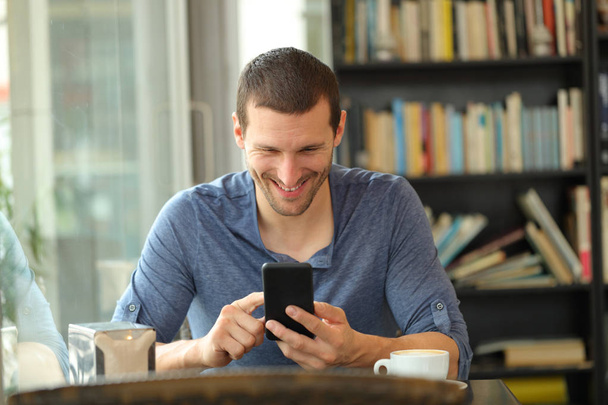 Boldog ember használ szúró telefon-ban egy kávé bolt vagy haza - Fotó, kép