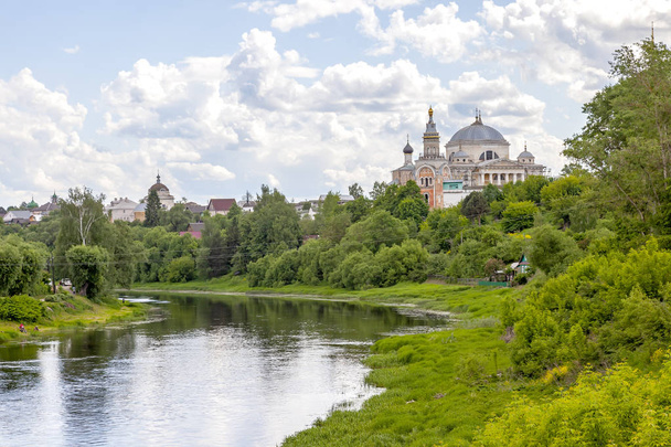 Cidade Torzhok. A paisagem urbana. Banco do rio Tvertsa
 - Foto, Imagem