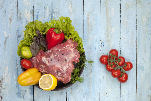 nutria's vlees met groenten en kruiden, blank, vleesverwerking. - Foto, afbeelding