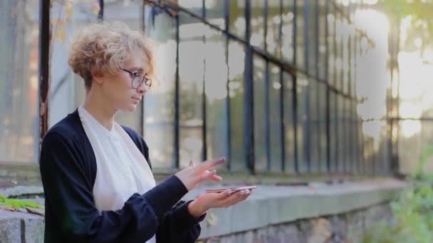Blondýnka používá hologram komunikace - Záběry, video