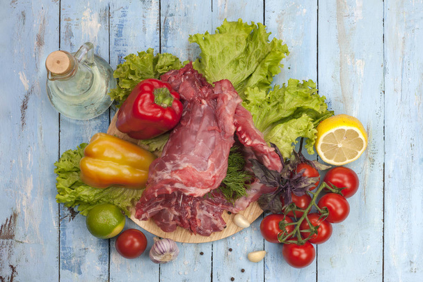 nutria carne con verduras y hierbas, en blanco, procesamiento de carne
. - Foto, Imagen