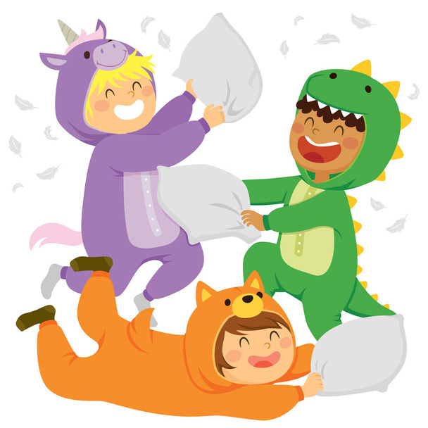 Τρία παιδιά που έχουν ένα μαξιλαροπόλεμο ενώ φοράνε φόρμες για πιτζάμα ζώο σε ένα πιτζάμα πάρτι. - Διάνυσμα, εικόνα