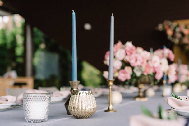Luxusní dekorace slavnostního stolu v restauraci s procházkami a květinami - Fotografie, Obrázek
