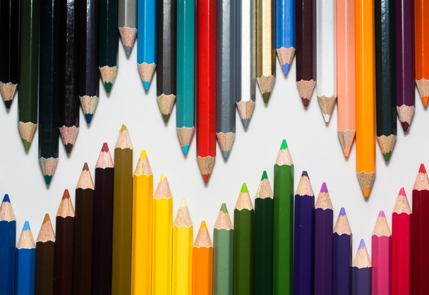 Zár-megjelöl-ból különböző színű színes ceruza fehér háttérben felett - Fotó, kép
