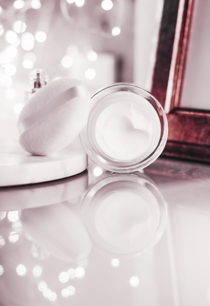 Anti-age beauty face moisturizer cream for sensitive skin, luxur - Foto, imagen