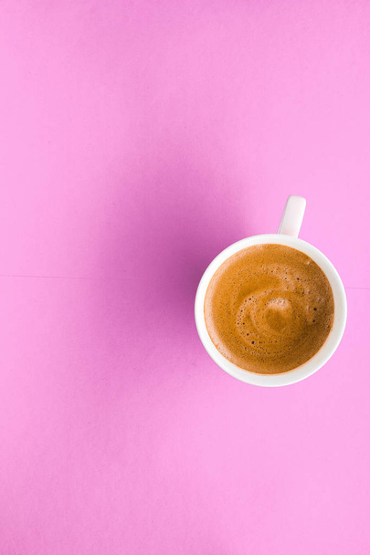 Filiżanka gorącej kawy francuskiej jako napój śniadaniowy, kubki flatlay na szpilkach - Zdjęcie, obraz