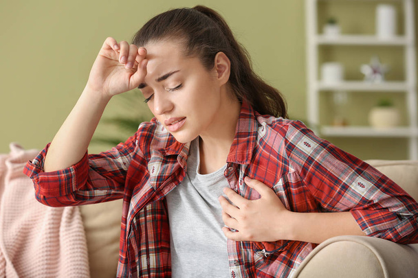 junge Frau erleidet zu Hause einen Herzinfarkt - Foto, Bild