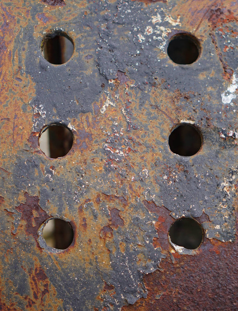 Шесть отверстий одинаково формируют старую металлическую поверхность
 - Фото, изображение
