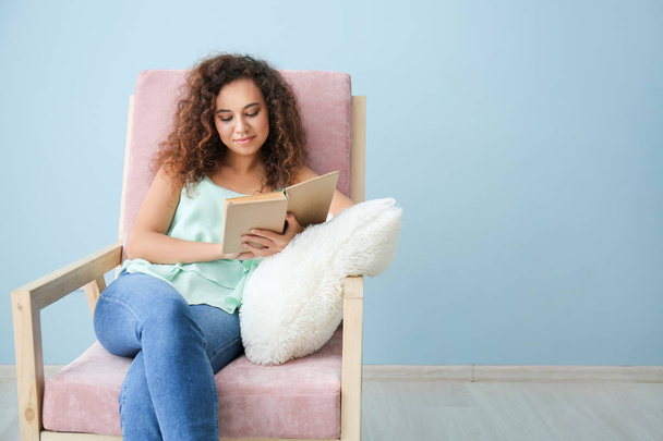Красива молода жінка читає книгу вдома
 - Фото, зображення