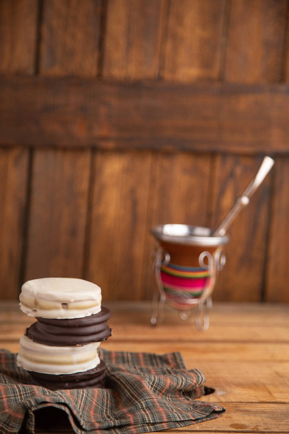 A jelzés termékleírásában argentin csokoládétorta és dcaramel - Fotó, kép
