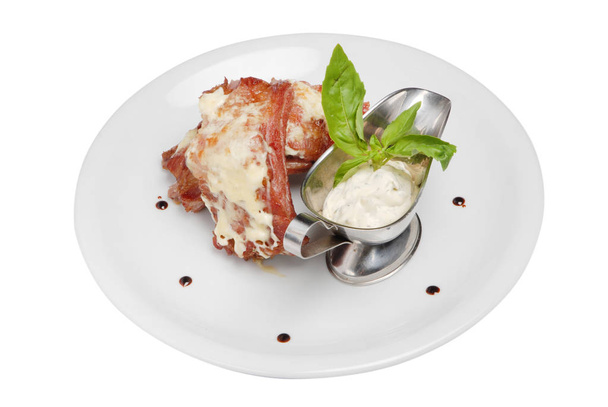 Steak, žeberní maso a bílá omáčka na bílé desce na bílém izolovaném pozadí - Fotografie, Obrázek