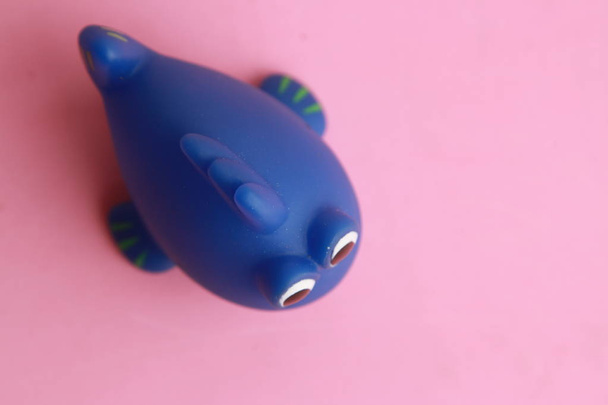 Детская игрушка для ванны в форме голубой рыбы
 - Фото, изображение