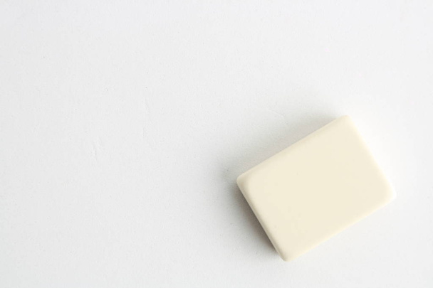 Белый ластик на белом фоне
 - Фото, изображение