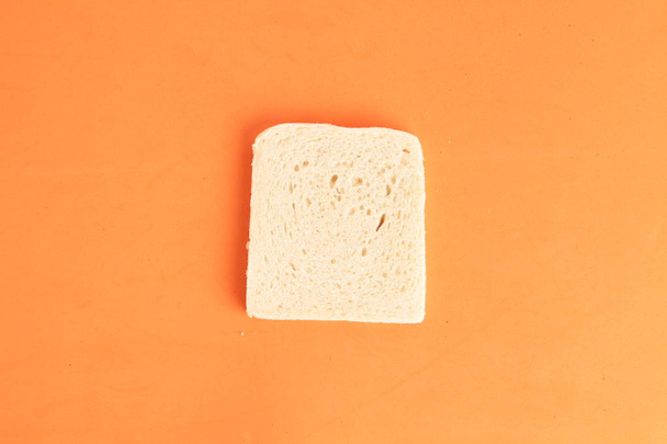 chléb bez kůru v barevném backgrounu - Fotografie, Obrázek