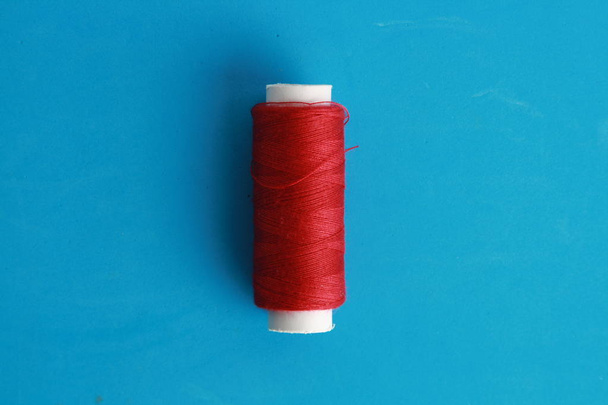 sewing thread red clothes - Foto, afbeelding