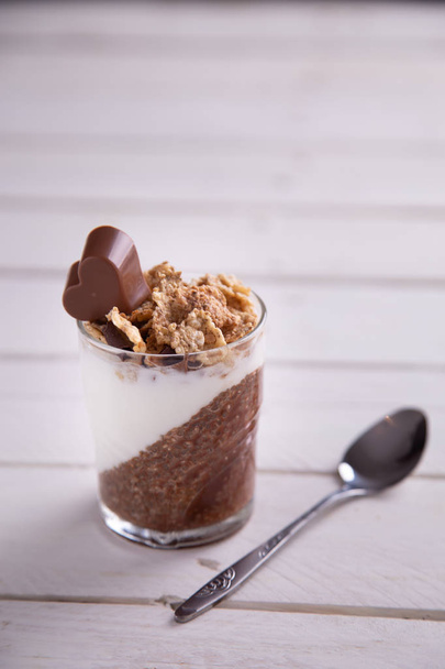 Pyszne śniadanie, kakao Chia pudding z jogurtem i zbóż - Zdjęcie, obraz