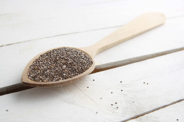 cuchara de madera con semillas de chía negro
 - Foto, Imagen