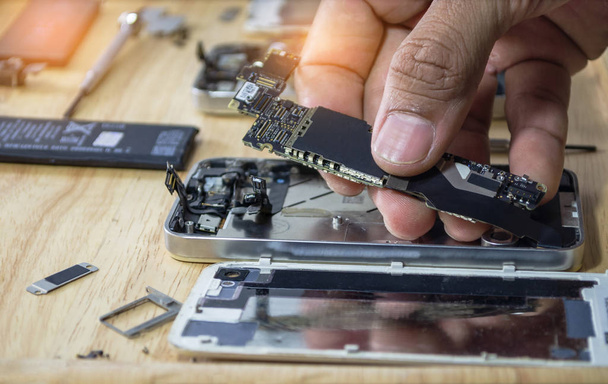 Iphone motherboard reparaciones en la placa base para el teléfono inteligente B
 - Foto, Imagen
