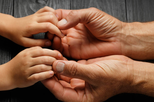 Взрослые руки держат детей за руки, Family Help Care Concept
 - Фото, изображение