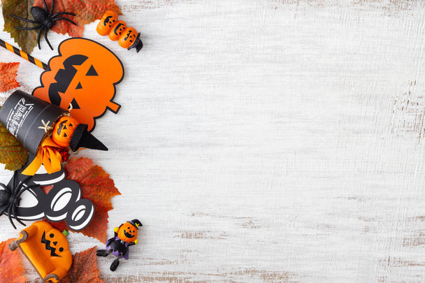 Halloween dýně a pavouk dekorace na grunge bílé dřevěné b - Fotografie, Obrázek