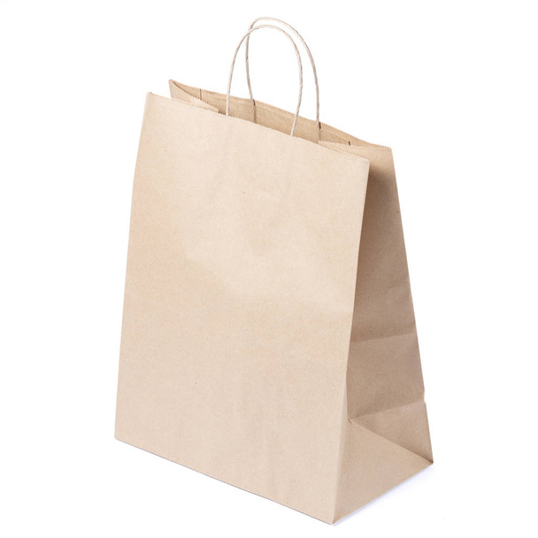 Maqueta de bolsa de compras de papel kraft en blanco reciclado para el almuerzo o la comida o compras con asas sobre fondo blanco aislado
 - Foto, imagen