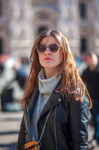 Menina bonita em óculos de sol nas ruas de Milão. Itália
 - Foto, Imagem