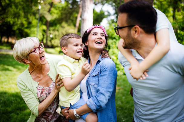 公園でピクニックを楽しむ幸せなマルチ世代の家族 - 写真・画像