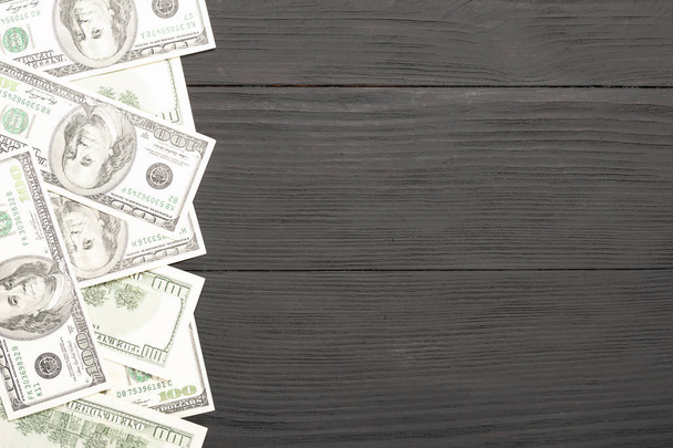 сто доларових банкнот на дерев'яному фоні з місцем для копіювання простору
 - Фото, зображення