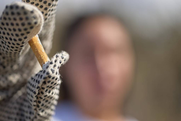 Tupakantumppien kerääminen volonteereilla
 - Valokuva, kuva