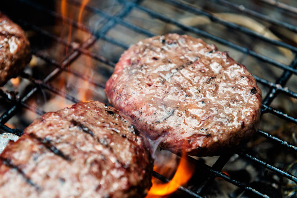 Burger açık alevler ile ızgara üzerinde yemek - Fotoğraf, Görsel
