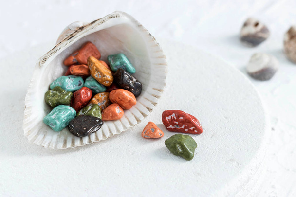 Вишукані шоколадні цукерки у формі морської гальки
. - Фото, зображення