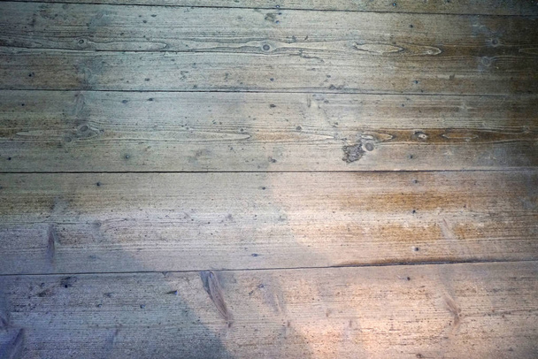 Planchers en bois à l'intérieur d'un salon donnent une atmosphère agréable et fière allure
 - Photo, image