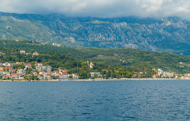 The picturesque coast in the Bay of Kotor from the sea - Foto, Imagen
