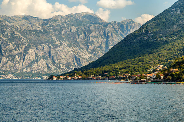 Mořské pobřeží na úpatí vysokých hor v zálivu Kotor  - Fotografie, Obrázek