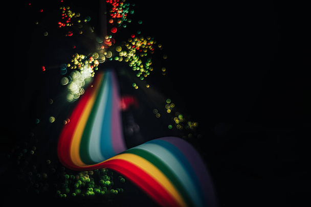 暗闇の中で美しい抽象的な虹の橋と多色の空間の背景. - 写真・画像