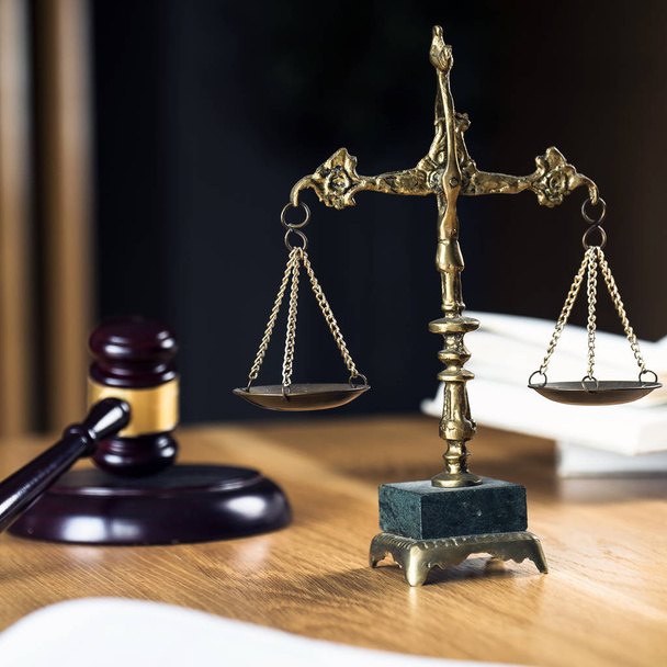 Recht und Gerechtigkeit, Richtergabel mit Schuppen auf Holztisch mit verschwommenem Hintergrund. - Foto, Bild