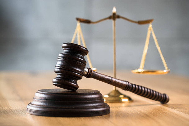 Закон и справедливость, судья молоток и весы на деревянном столе с размытым фоном
. - Фото, изображение