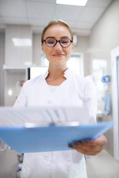 Female doctor with clipboard in hospital stock photo - Foto, imagen