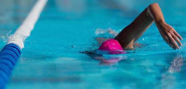 Natación competición nadador atleta haciendo golpe de arrastre en la piscina
 - Foto, Imagen